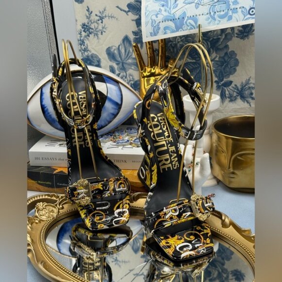 🆕 VERSACE JEANS COUTURE 🧿 NWOB Logo Couture Kirsten Heeled Sandals, Black Sz 7 - Picture 3 of 16